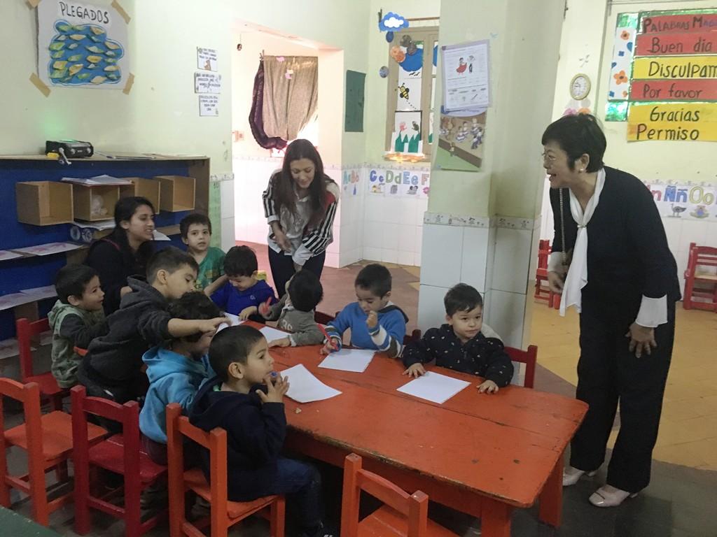 中華民國駐巴拉圭周麟大使的夫人李潔女士於107年9月5日上午在館員眷屬陪同下參訪巴國「搖籃之家基金會」(Fundación Casa Cuna)，周大使夫人關懷院內孩童生活及學習情形。