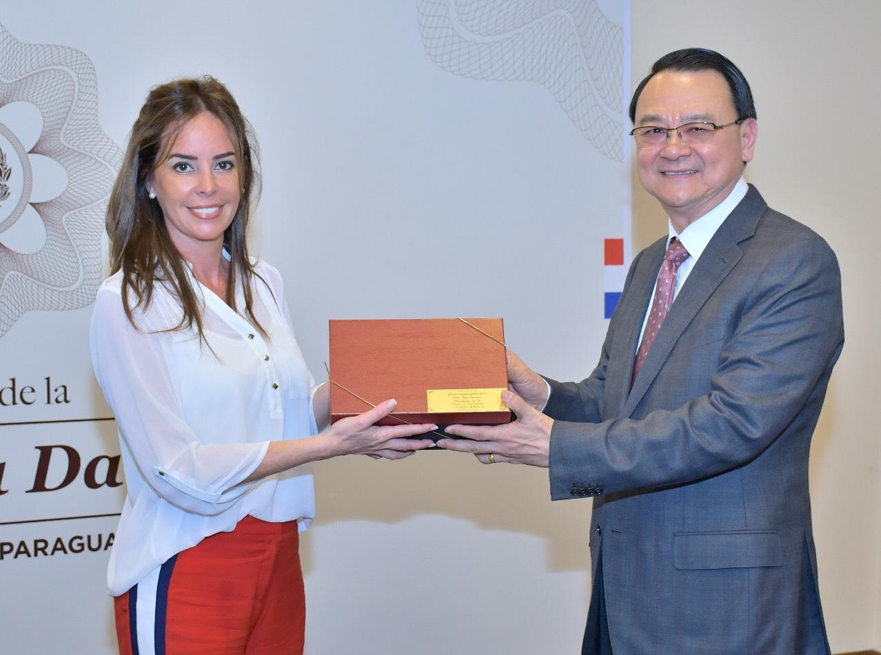 駐巴拉圭大使周麟夫婦於107年8月29日赴巴國總統官邸拜會第一夫人席凡娜(Silvana López Moreira)，周大使將蔡總統致贈禮品轉致席凡娜女士。