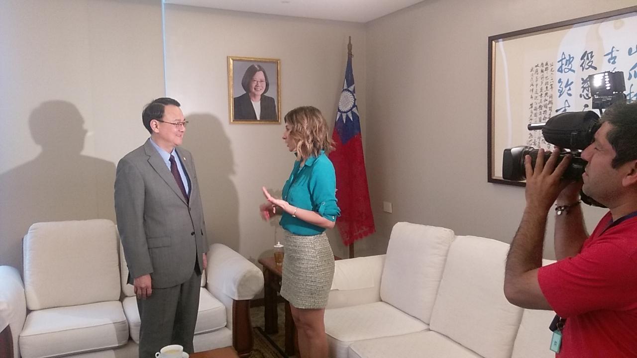 中華民國駐巴拉圭大使周麟本(107)年9月13日下午3時接受巴國瓜拉尼網電視台(Canal Red Guaraní)第二頻道「Mañana plus」節目錄影專訪。