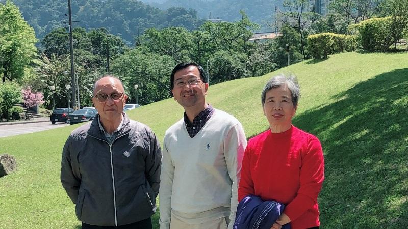 南半球醫界的台灣之光–陳擴憶醫師(中)與父母親的合影。