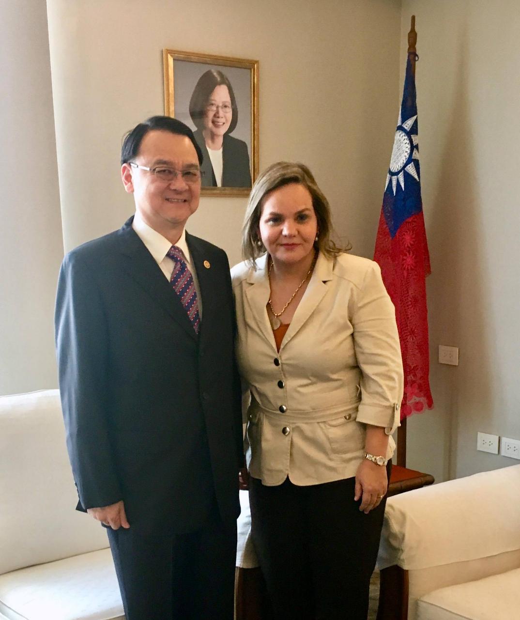 中華民國駐巴拉圭大使周麟107年10月30日接見巴國參議院第二副議長莎瑪尼哥，會後兩人合影。