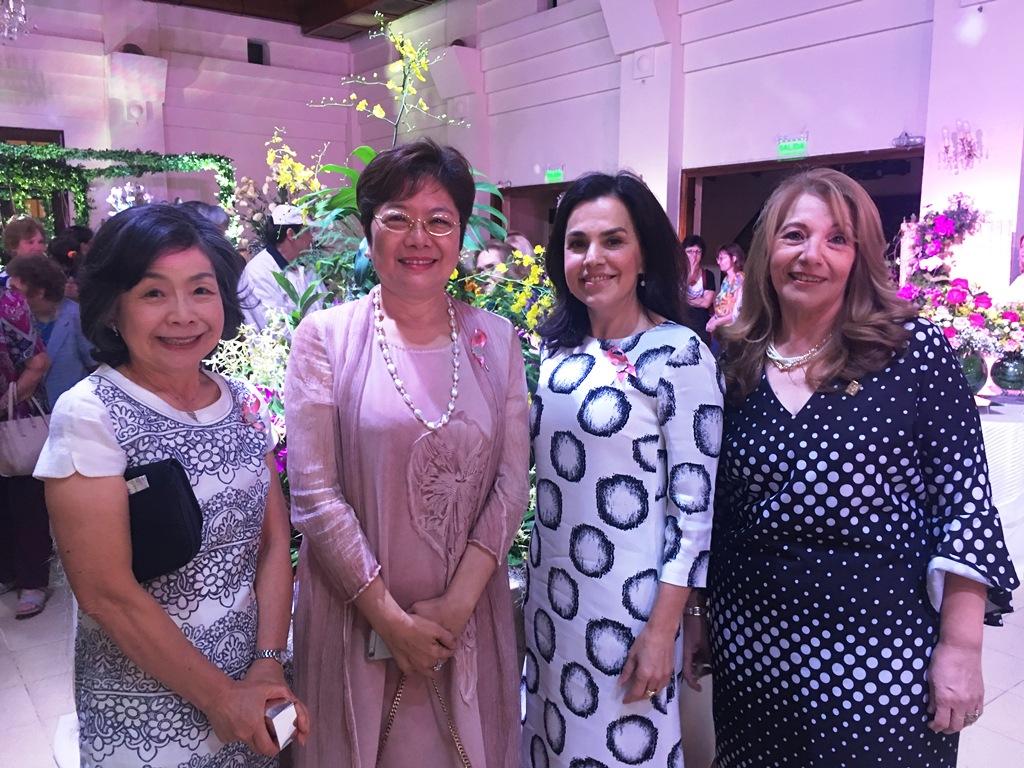 中華民國駐巴拉圭周麟大使夫人李潔女士於107年10月22日晚間應巴國外交部長夫人Miriam Ayala de Castiglioni女士邀請，赴世紀俱樂部(Club Centenario)參加「Lucy Andress插花藝術協會」舉辦的年度插花成果展，周大使夫人(左二)與巴國外交部長夫人Miriam Ayala de Castiglioni(右二)及駐巴外交婦女團成員合影。