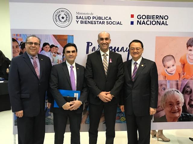 中華民國駐巴拉圭周麟大使(右一)於107年10月30日受邀出席由巴拉圭衛生部長馬索雷尼(Julio Mazzoleni)親自主持的「合作伙伴會議」，會後與衛生部長馬索雷尼(右二)、計畫部長裴雷拉(左二)及泛美衛生暨世界衛生組織駐巴拉圭代表Luis Roberto Escoto(左一)合影。