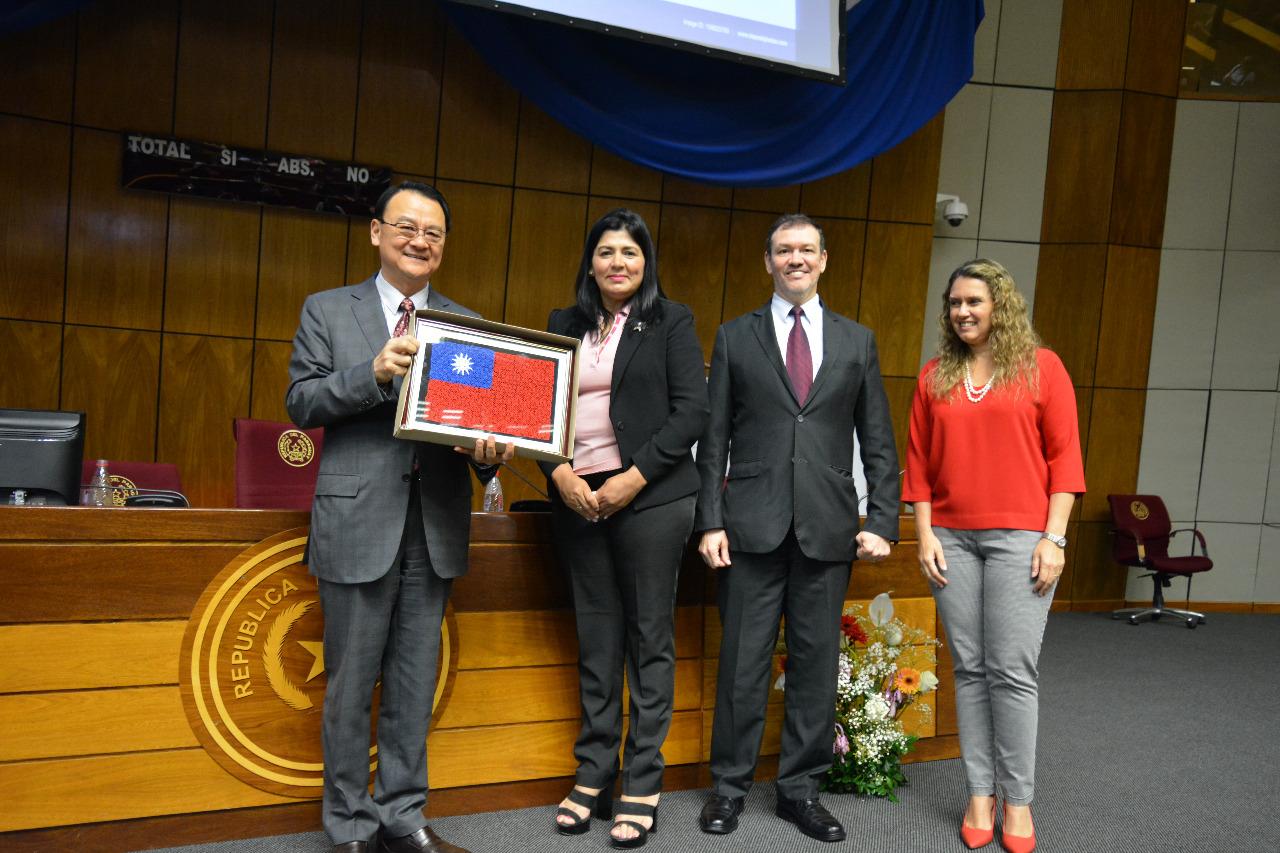 駐巴拉圭周麟大使107年11月5日上午出席國會眾議院「慶祝台巴邦誼」活動，周大使(左一)與眾議員Del Pilar Medina(左二)、眾議員Tito Ibarrola (右二)及Rocío Vallejo (右一)合影。