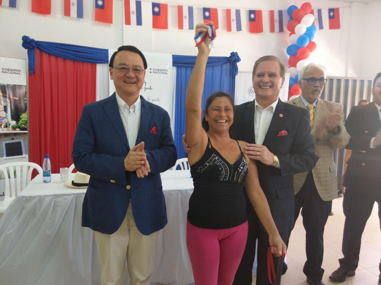 中華民國駐巴拉圭共和國大使周麟107年11月15日下午3時應住居部長杜丹尼(Dany Durand)之邀出席「我的家園(Che Tapýi)興建平民住宅計畫」交屋儀式，並將新落成之平民住宅鑰匙交予受惠戶。