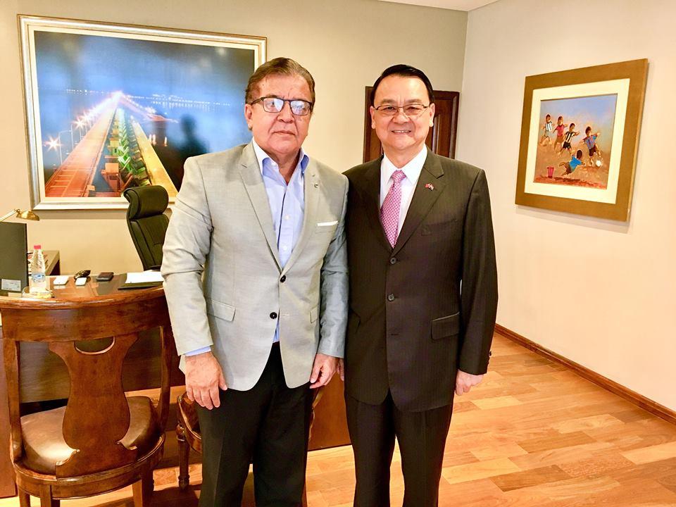 中華民國駐巴拉圭周麟大使1月28日前往「巴拉圭─阿根廷兩國共管之亞西雷大水力發電廠」(Yacyretá)拜會其巴籍執行董事杜華德(Nicanor Duarte Frutos，2003-2008年曾任巴國總統)。圖為周大使與杜華德執行董事(左)合影。