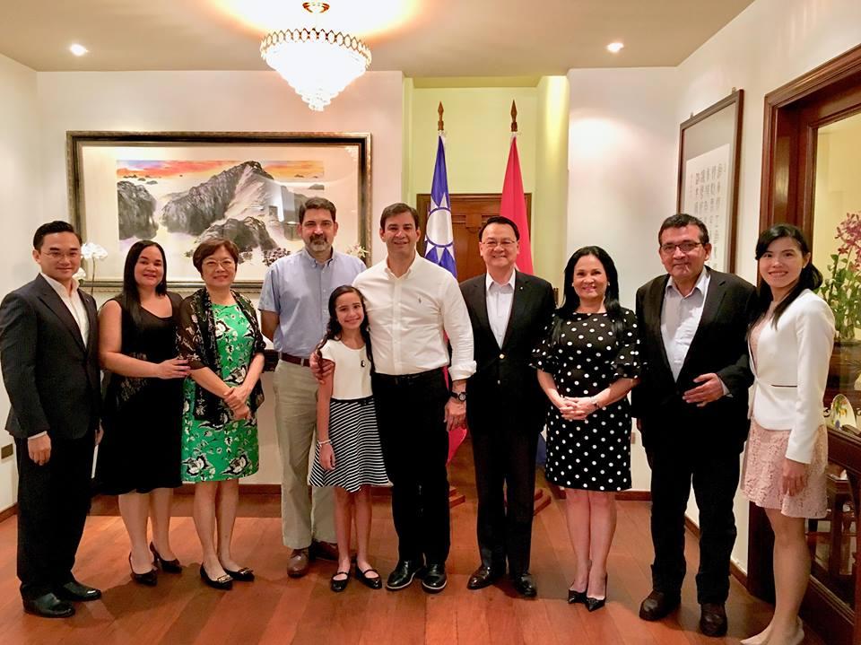 中華民國駐巴拉圭周麟大使夫婦於本(1)月22日晚間在職務宿舍款宴巴拉圭國會暨參議院議長歐斐拉(Silvio Ovelar)及若干跨黨派參議員，藉以增進雙方情誼。圖為周大使夫婦與歐斐拉議長等參議員合影。

