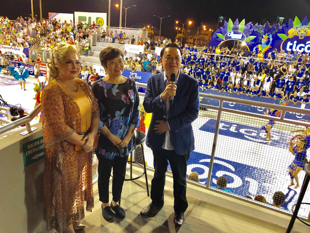 圖為中華民國駐巴拉圭周麟大使夫婦應邀參加嘉年華遊行晚會(Carnaval Encarnaceno)，與省長夫人Corolina共同接受媒體採訪。
