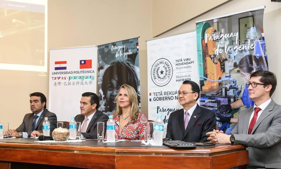 駐巴拉圭大使館周大使麟108年1月22日中午12時30分應邀前往巴財政部，與「臺灣-巴拉圭科技大學」校長Carlino Velázquez、本校董事會成員工商部長Liz Cramer、教育部長Eduardo Petta及財政部代理部長Óscar Llamosas共同舉行本校招生記者會，並發布線上報考網頁（www.uptp.edu.py）。