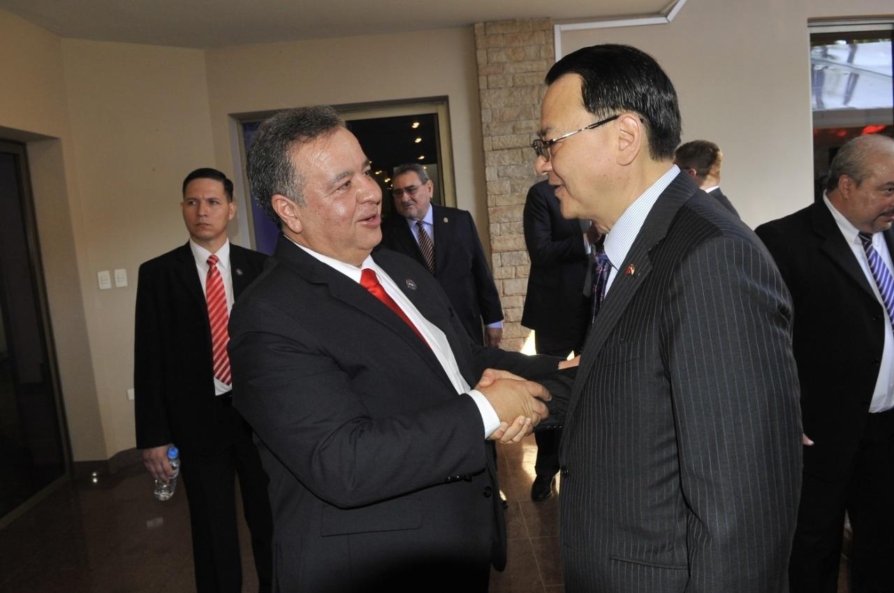 中華民國駐巴拉圭周麟大使107年11月26日受邀出席巴拉圭國家情報部開幕儀式，巴國總統阿布鐸及副總統韋拉斯格斯亦應邀出席，周大使向該部部長阿基諾祝福該部部運昌隆。圖為周大使與巴國家情報部阿基諾部長寒暄。
