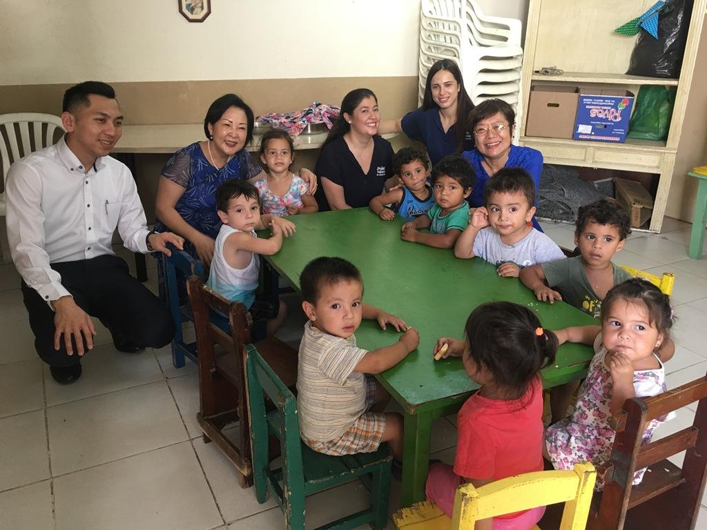 巴拉圭「搖籃之家基金會」是慈善托育機構，目前照顧約400名年約2至5歲、來自低收入戶的孩童，提供衛生與膳食照顧，協助貧困家庭的父母能兼顧育兒及平日的工作。圖為周大使夫人李潔女士及古理事長美桂關懷院童生活。
