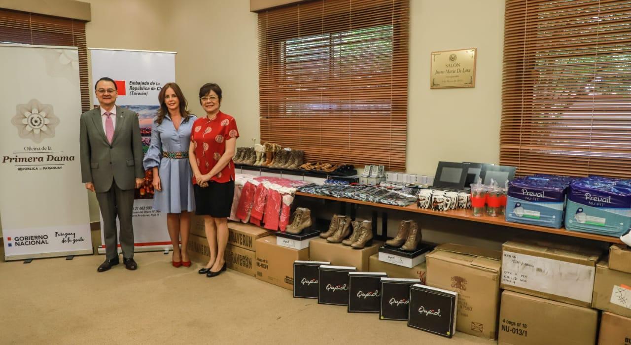 駐巴拉圭周大使麟夫婦(右一及左一)與巴國第一夫人席凡娜女士(中)主持「幫幫忙基金會」愛心物資貨櫃捐贈儀式。