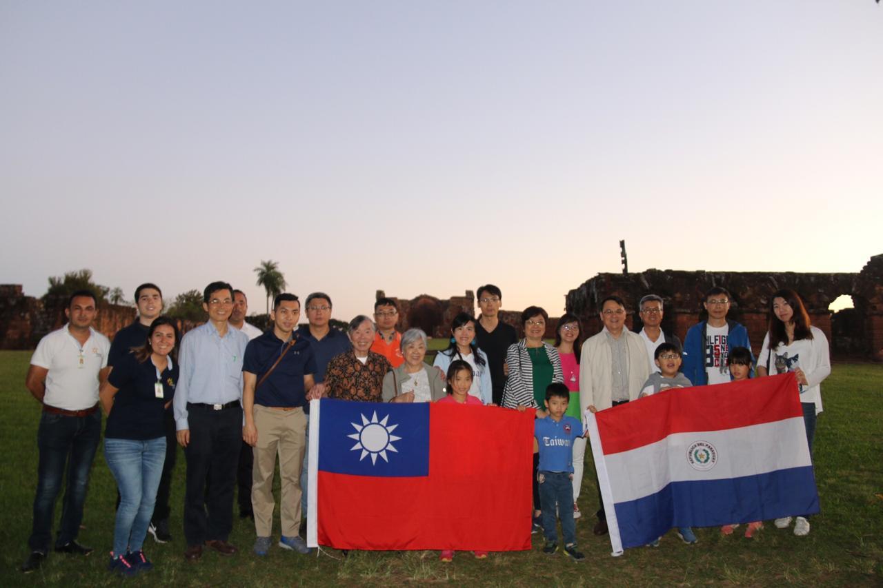 駐巴拉圭周大使麟夫婦率團參訪伊塔普阿省(Itapúa)的特立尼達(Trinidad)耶穌會遺址。