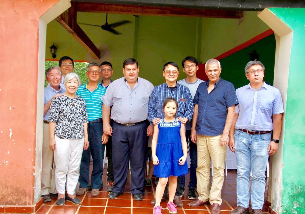 周大使偕訪團與San Ignacio市長Carlos Jorge Afara(左六)合影。