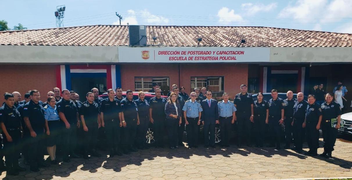 周大使與聽講者合影。