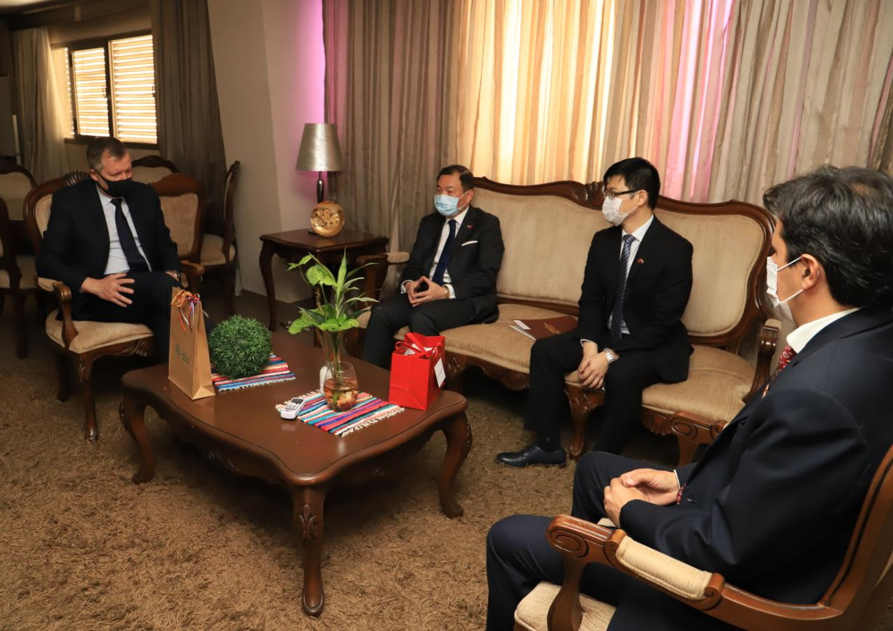 韓大使(左二)與巴國新任農牧部長貝爾托尼就兩國農牧技術合作計畫交換意見。