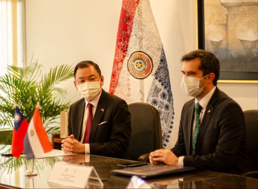 駐巴拉圭韓志正大使(左)與巴拉圭中央銀行總裁康特羅(José Cantero)

