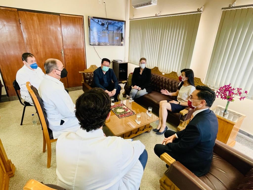 本館陳副參事敬一(右1)與劉秘書姵君(右2)110年9月2日拜會巴國國立亞松森大學醫學院院長Dr. Osmar Manuel Cuenca Torres(左2)。