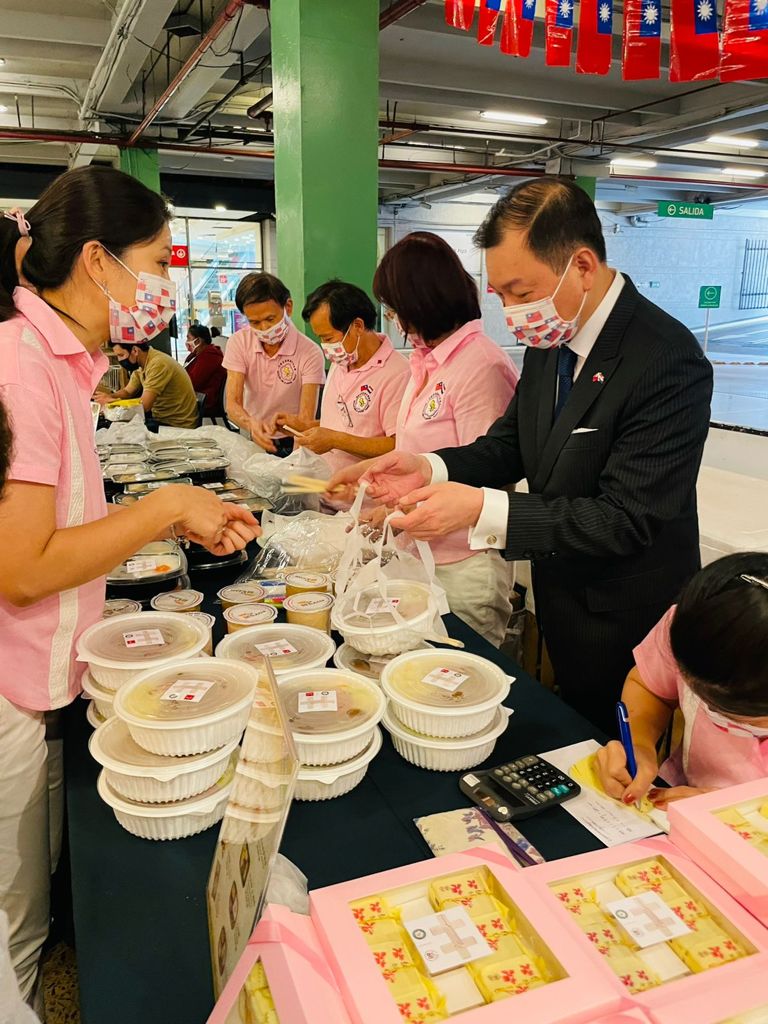 110年10月5日駐巴拉圭韓志正大使以行動支持亞松森中華會館舉辦的國慶美食義賣活動。