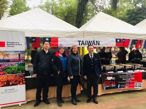 駐巴拉圭韓志正大使與主辦單位在台灣攤位前合影。