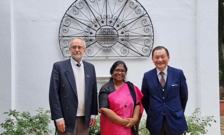 照片左起駐巴拉圭韓志正大使、Belinda Bennet博士與Children Believe巴拉圭分會主任Jorge Méndez。