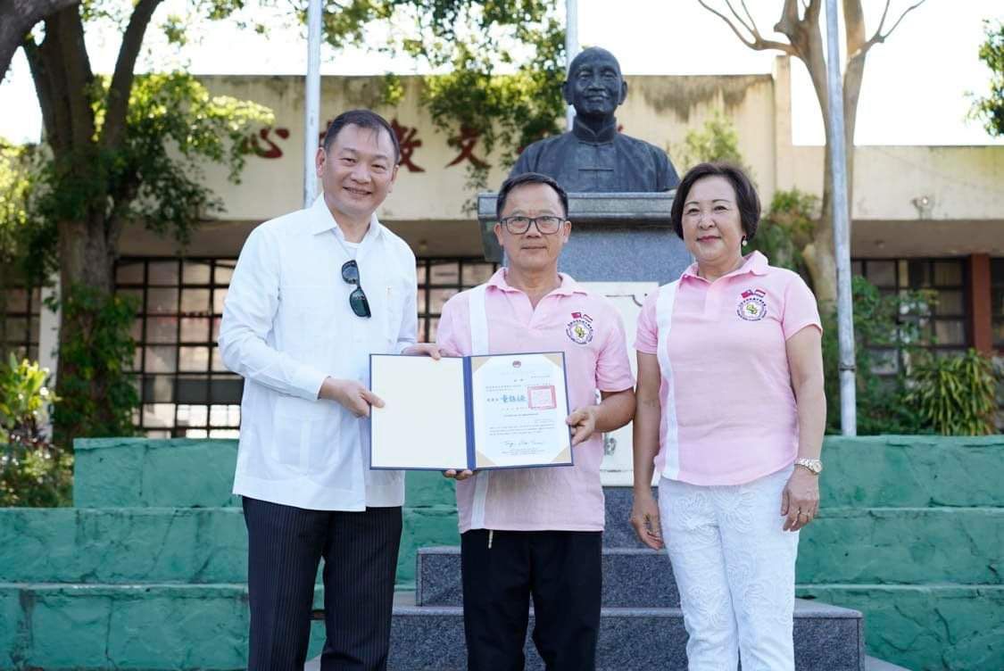 駐巴拉圭韓志正大使代表僑務委員會童委員長頒贈亞松森地區僑務促進委員劉遠意榮譽職聘書。