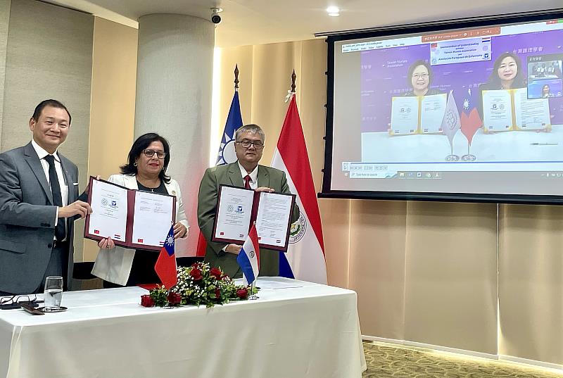 巴國護理學會理事長Mirna Gallardo(左二)與台灣護理學會理事長陳靜敏簽署合作備忘錄，駐巴
拉圭大使韓志正(左一)與巴國衛福部次長馬丁內茲(Hernán Martínez)(左三)出席見證。