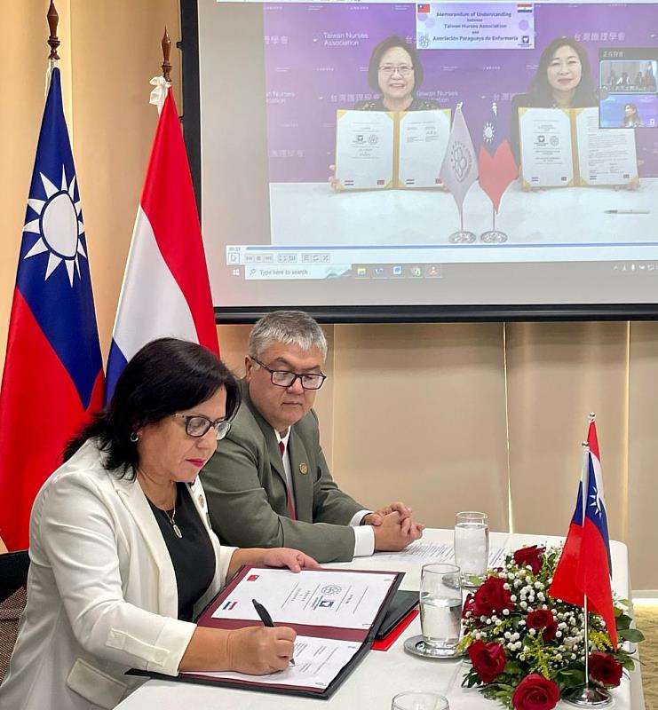 巴國護理學會理事長Mirna Gallardo(左一)與台灣護理學會理事長陳靜敏視訊同步簽署MOU。