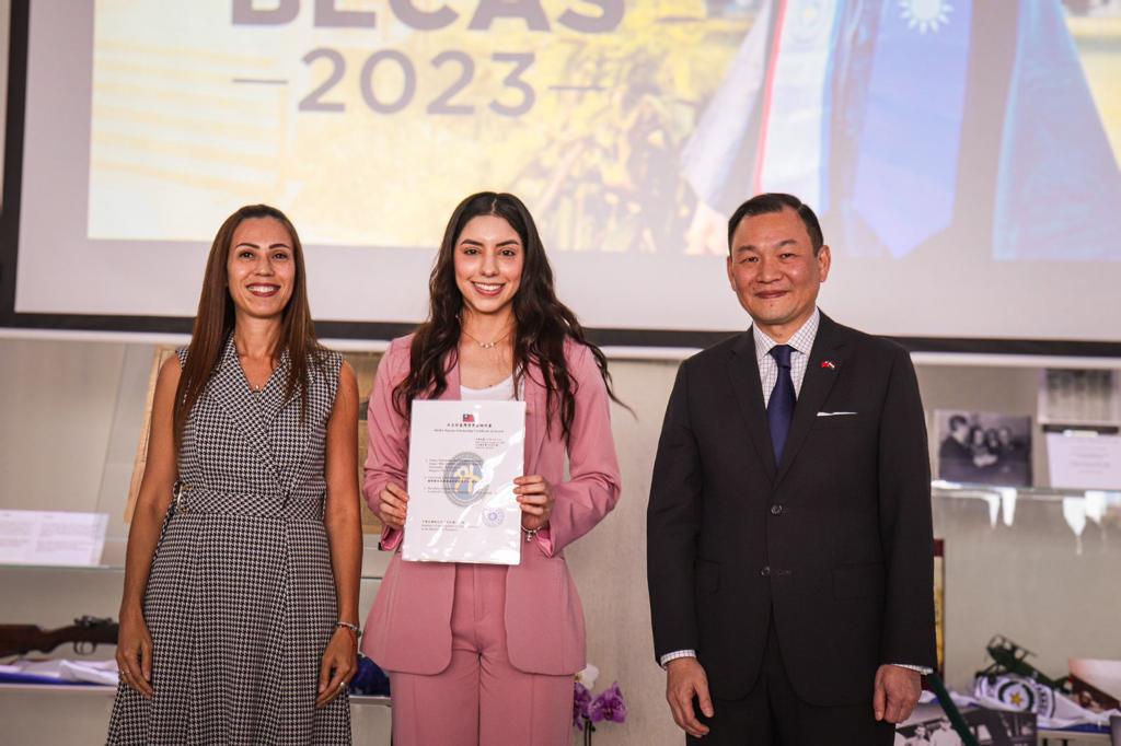中華民國(台灣)駐巴拉圭大使館在8月31日(週四)頒發了53個巴拉圭學生台灣獎學金受獎證書，照片左起為巴國經濟財政部代表迪莫迪卡女士(Gisela Dimodica)、巴拉圭2023年台灣獎學金受獎生代表、韓志正大使。