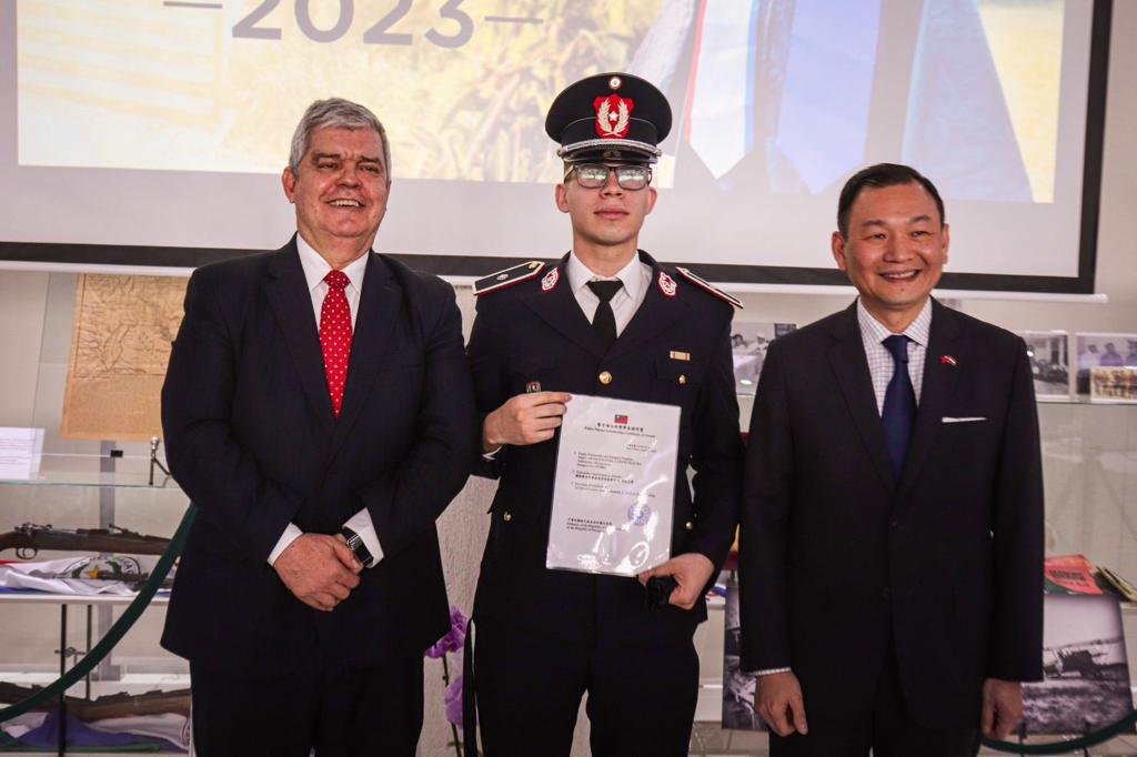 照片左起巴國內政部長里耶拉、警察碩士班受獎生與韓志正大使。