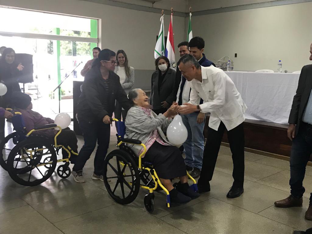 駐巴拉圭大使館曹松茂參事於7月28日代表曹仲植基金會捐贈一批輪椅與輔具給巴拉圭從事改善身心障礙者生活環境的薩拉奇基金會(Fundación Saraki)，並分送給巴國恰古地區的弱勢身障人士。