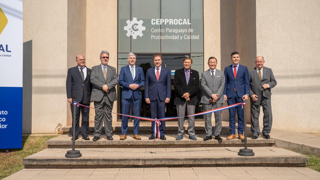 駐巴拉圭韓志正大使(右三)出席了8月10日由巴國工商部在巴拉圭生產力和品質中心 (CEPPROCAL)所開設的第一個企業發展中心(SBDC)的開幕典禮。
