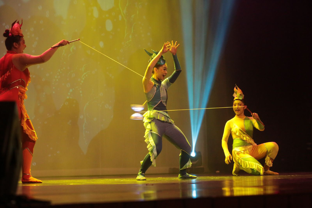 演出舞者以零缺點的扯鈴技術搭配舞蹈與現場互動形式的精采演出情形。