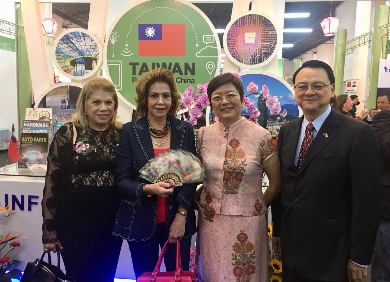 El Embajador de la República de China (Taiwán), Diego L. Chou(1º der.) con su señora, Celia Lee de Chou(2ª der.), la Madre del Presidente electo de Paraguay, Ruth Benítez(2ª der.) posaron para la foto en la Inauguración del Pabellón de Taiwán en EXPO 2018 el día 18 de julio, 2018.