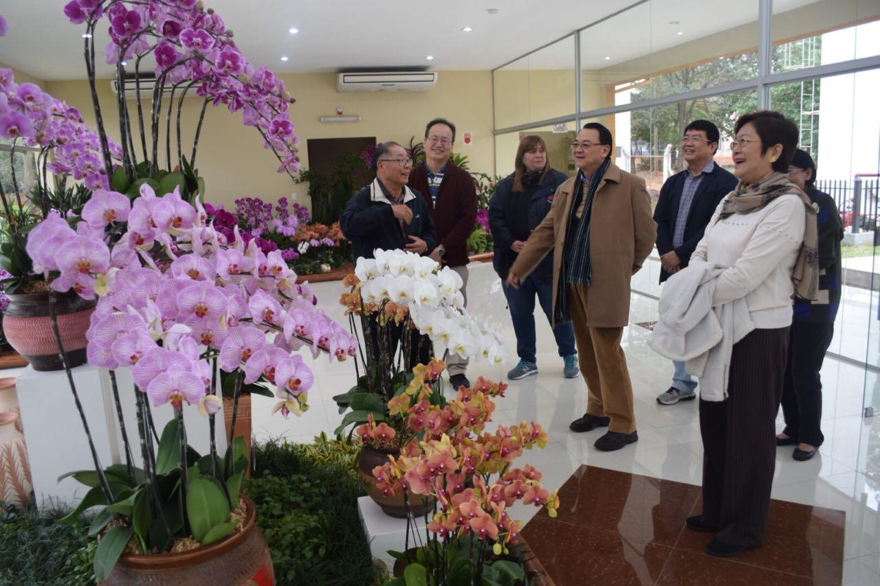 El Embajador de la República de China (Taiwán), Dr. Diego L. Chou con su señora, Celia Lee de Chou, vistaron a la Feria de Orquídeas en el Centro de Exposición y Ventas de Orquídeas ubicado sobre la ruta Mariscal Estigarribia, en el km 10,5, frente al Campus de la Universidad Nacional de Asunción (UNA), el día 29 de julio, 2018 .