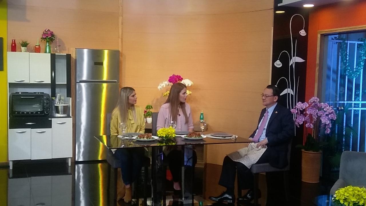 Después de la muestra del plato exquisito, filete de pacú con 5 sabores, el Embajador de la República de China (Taiwán), Dr. Diego L. Chou, habló con las anfitrionas Lizzi y Antoniella sobre la cultura gastronómica de Taiwán el Día 28 de agosto, 2018. 