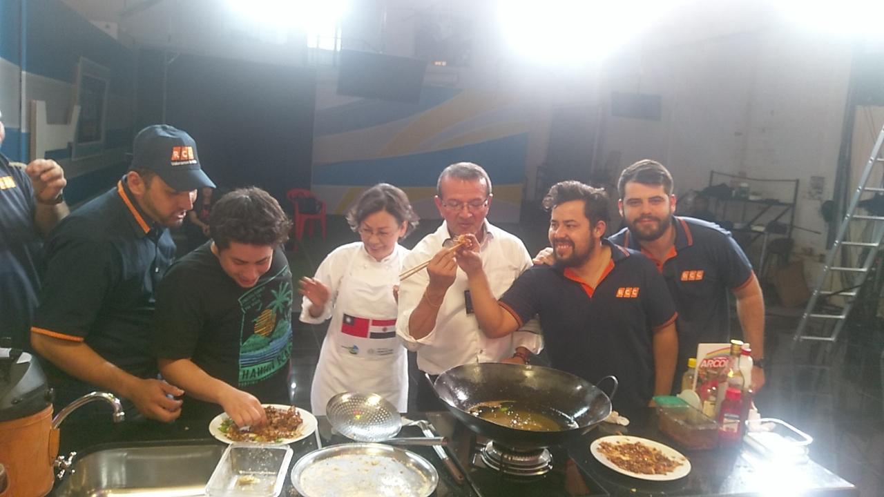 Después la muestra del plato exquisito del Filete de pacú con 5 sabores, el equipo de la Red Chaqueña de Comunicaciones, Televisión RCC probaron dicha comida deliciosa el día 28 de agosto, 2018, qué contentos están!!