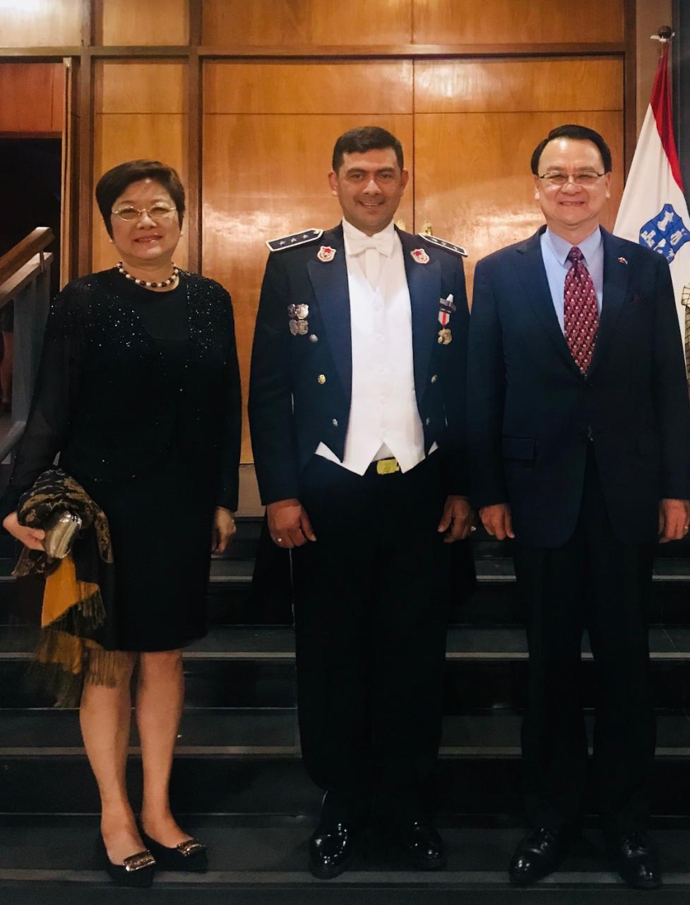 El Embajador de la República de China (Taiwán), Dr. Diego L. Chou junto con su señora, Celia Lee de Chou, participaron de ‘Concierto de gala en homenaje al Dia del Agente de Policía’ ofrecido por la Banda de Músicos de la Policía Nacional, posaron para foto con el director de la orquesta, Oscar Barreto en el teatro Municipal Ignacio A. Pane, el día 29 de agosto, 2018.