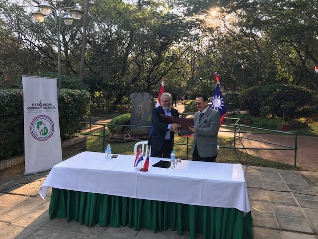 La donación para el área de niños y el gimnasio al aire libre para adultos fue recibido por el encargado de despacho del Consejo del IPS, Jorge Brítez el día 9 de agosto, 2018.