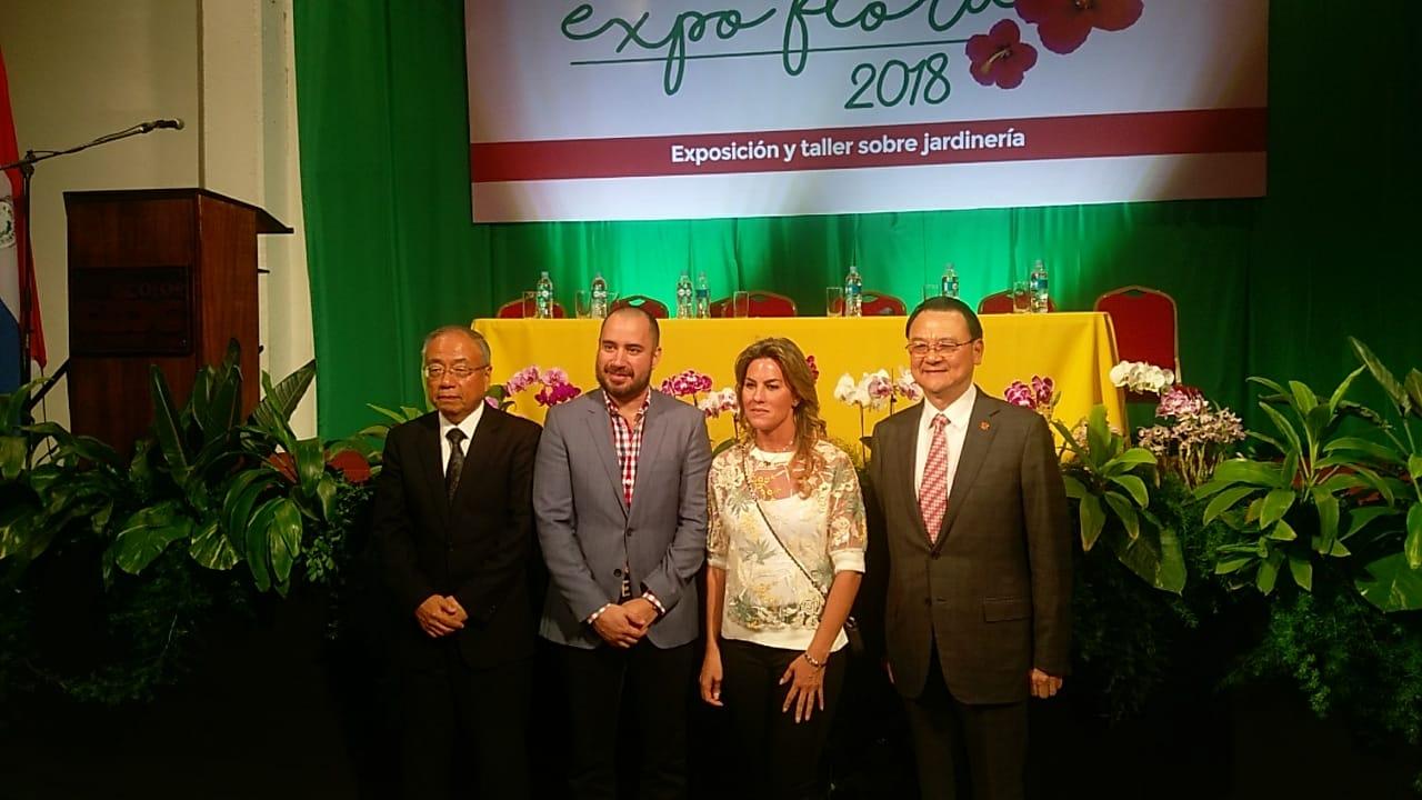 La séptima edición de la Expo Flora de ABC Color y ABC Cardinal se llevó acabo en el salón del Centro de Convenciones Mariscal del día 7 a 9 de septiembre 2018. El Embajador de la República de China (Taiwán), Diego L. Chou (1º derecha), estuvo acompañado por su señora Celia Lee de Chou, asistieron la EXPO. En la foto se posaron en la inauguración el 7 de septiembre junto con la Directora de ABC Color, Natalia Zuccolillo, el Ministro de MADES, Ariel Oviedo y el Embajador de Japón, Naohiro Ichida. 
