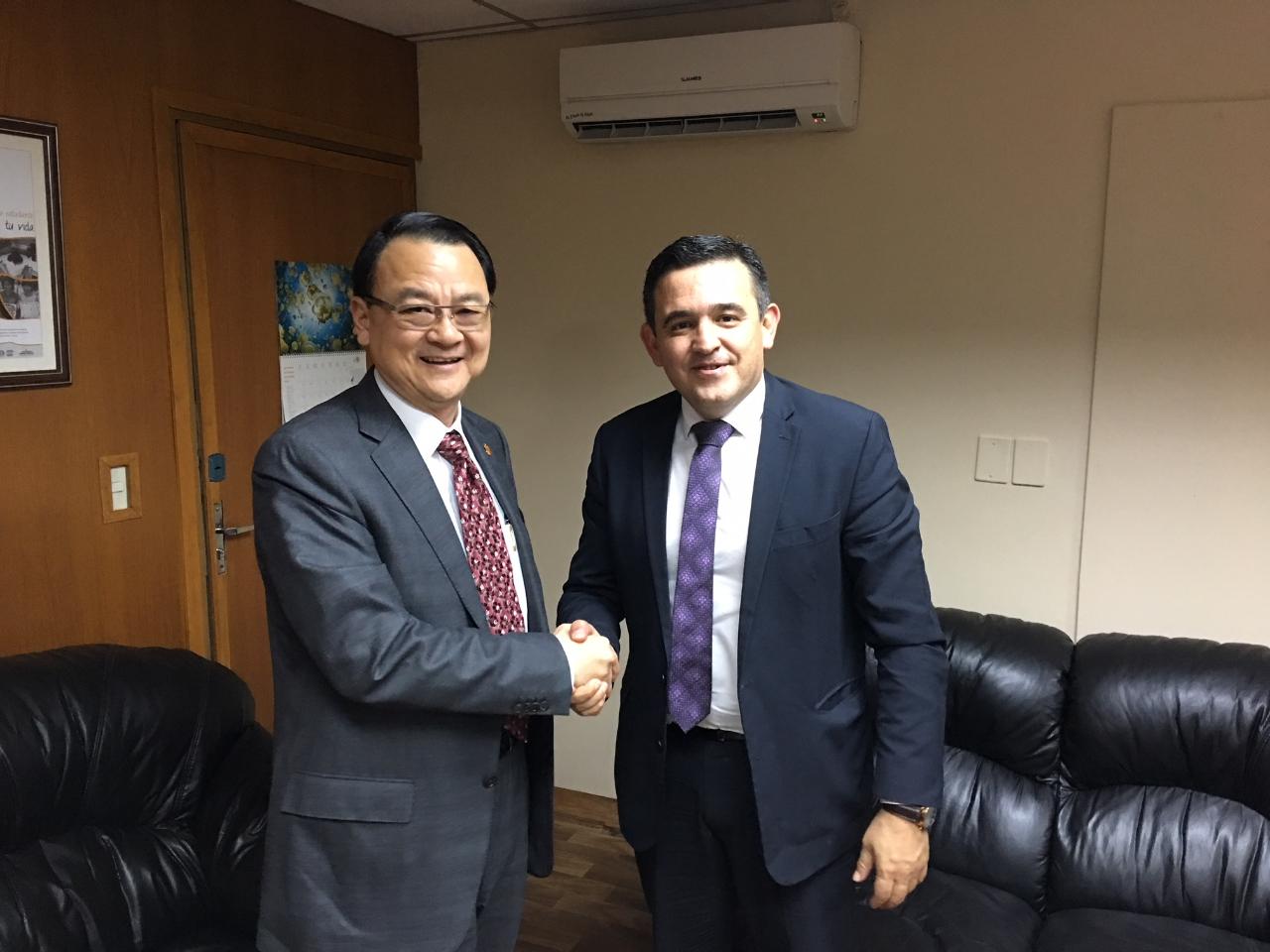 El Embajador de la República de China (Taiwán), Dr. Diego L. Chou, visitó al Ministro de Educación, Eduardo Petta el día 11 de septiembre, 2018. Hablaron sobre temas de la educación científica y tecnológica de Taiwán y a reforzar la cooperación bilateral en el area de educación.