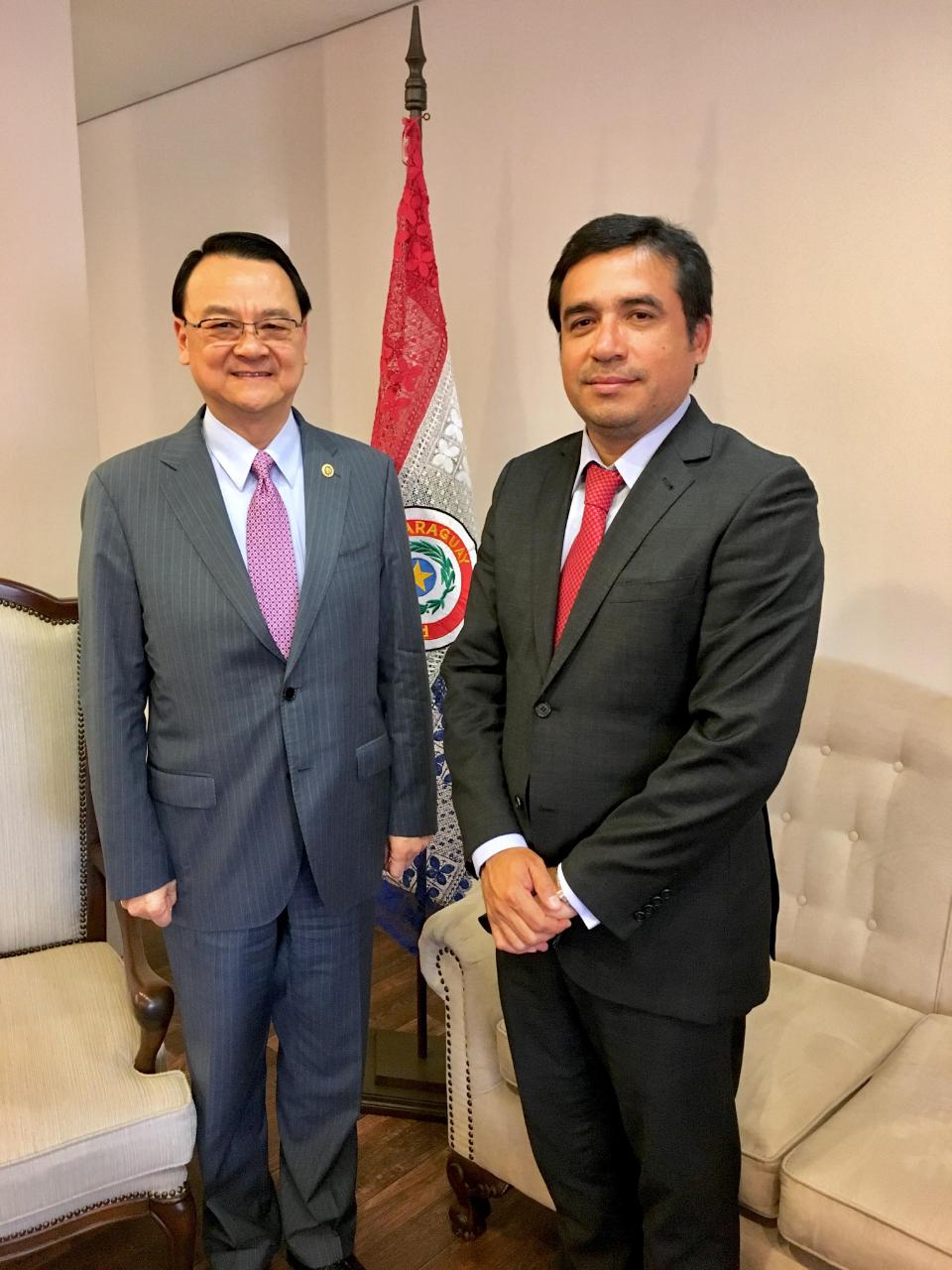 El Embajador de la República de China (Taiwán), Dr. Diego L. Chou (i), visitó al nuevo ministro de Justicia, Julio Ríos el día 10 de septiembre, 2018. Conversaron sobre temas de la cooperación bilateral entre Taiwán y Paraguay.