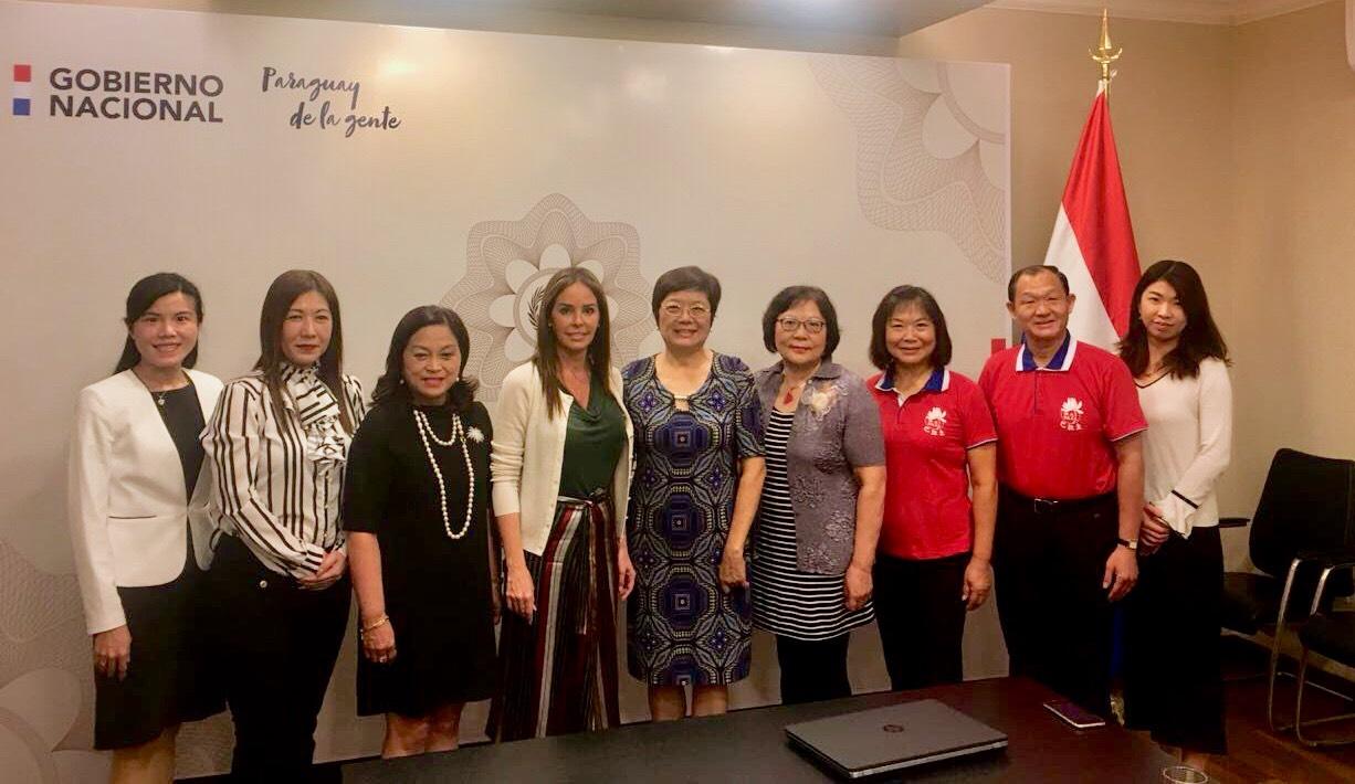 La señora del Embajador de la República de China (Taiwán), Celia Lee de Chou, junto con dirigentes de las comunidades taiwanesas visitaron a la Primera Dama del Paraguay, Silvana López de Abdo el día 10 de septiembre, 2018.
