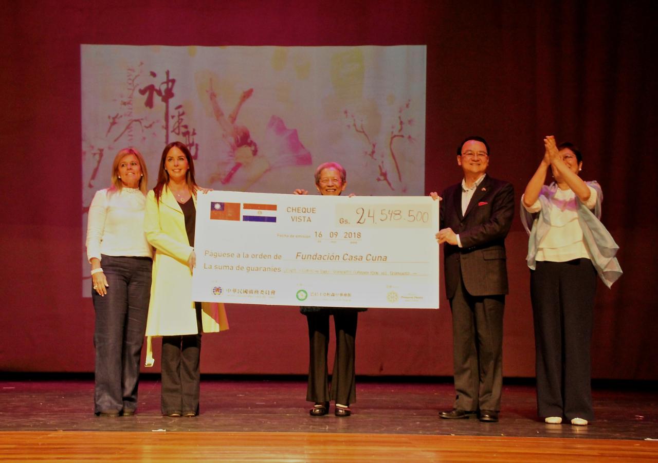 El Embajador de la República de China (Taiwán), Dr. Diego Chou, entregó el cheque simbólico del fondo recaudado a la Fundación Casa Cuna en el intermedio de show de acrobatas taiwaneses en la sala de convenciones del BCP, el día 16 de septiembre, 2018. Estuvieron la Primera Dama Silvana López de Abdo (2ª izq.), la jefa de delegación de los acrobatas, Chang Fu-Mei(c), el Embajador Diego Chou(2º der.) y su señora, Celia Lee de Chou(1ª der.).