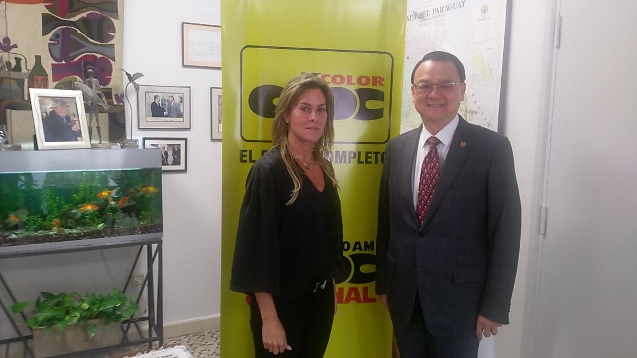 El Embajador de la República de China (Taiwán) en el Paraguay, Dr. Diego L. Chou, visitó a la Directora de  Diario ABC Color, Natalia Zuccolillo el día 11 de septiembre, 2018. Posaron para fotos después de la reunión.