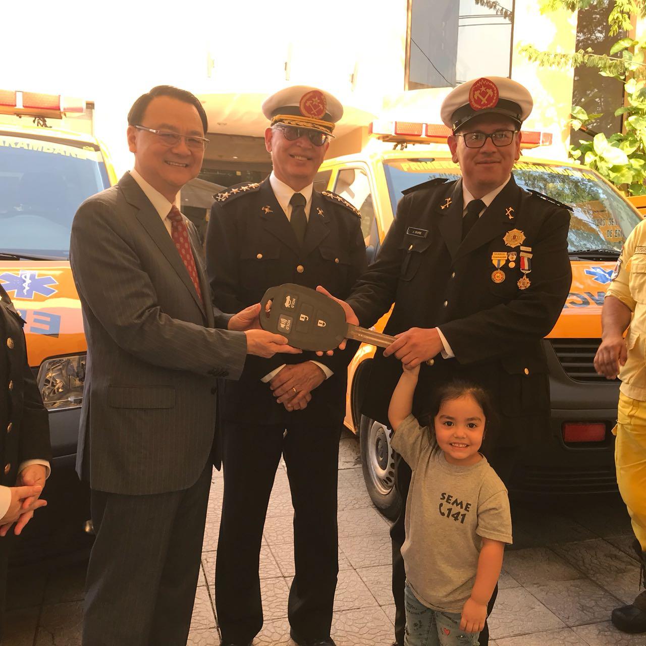 Entrega la llave simbólica por el Embajador de la República de China (Taiwán), Dr. Diego L. Chou al representante de la compañía de Guarambaré, el día 11 de septiembre, 2018.