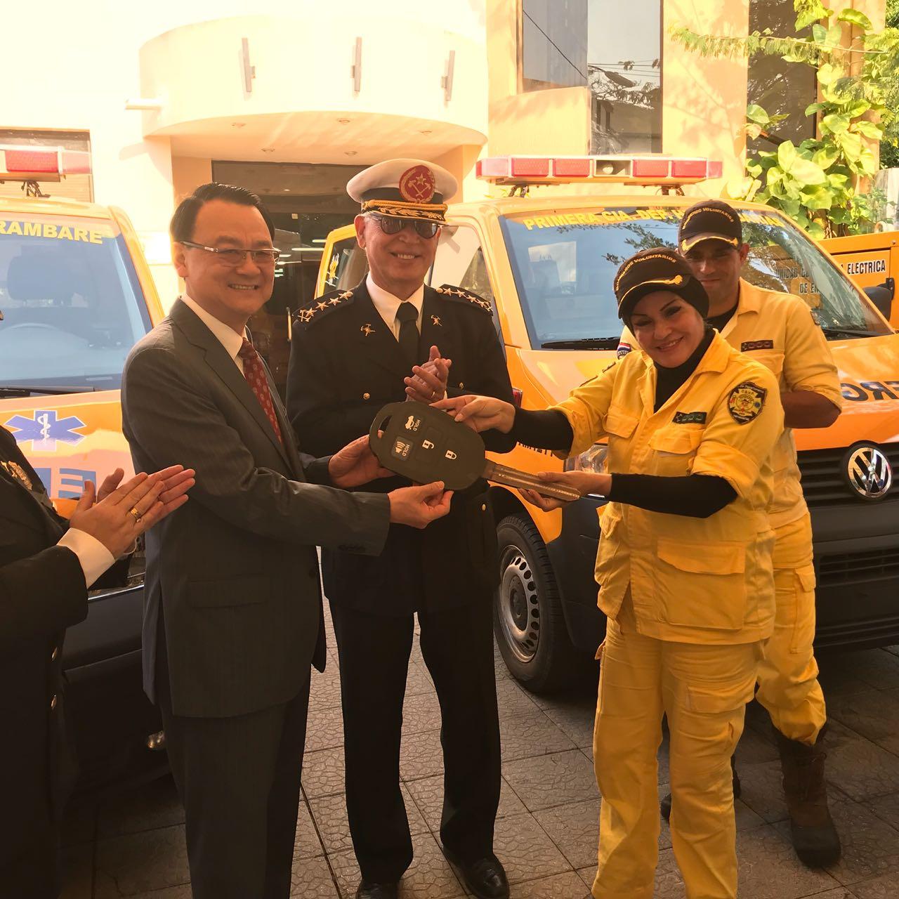 El Embajador de la República de China (Taiwán), Dr. Diego L. Chou, entregó la llave simbólica de una ambulancia, recibido por la representante de la primera compañía de Hernandarias, el día 11 de septiembre, 2018.