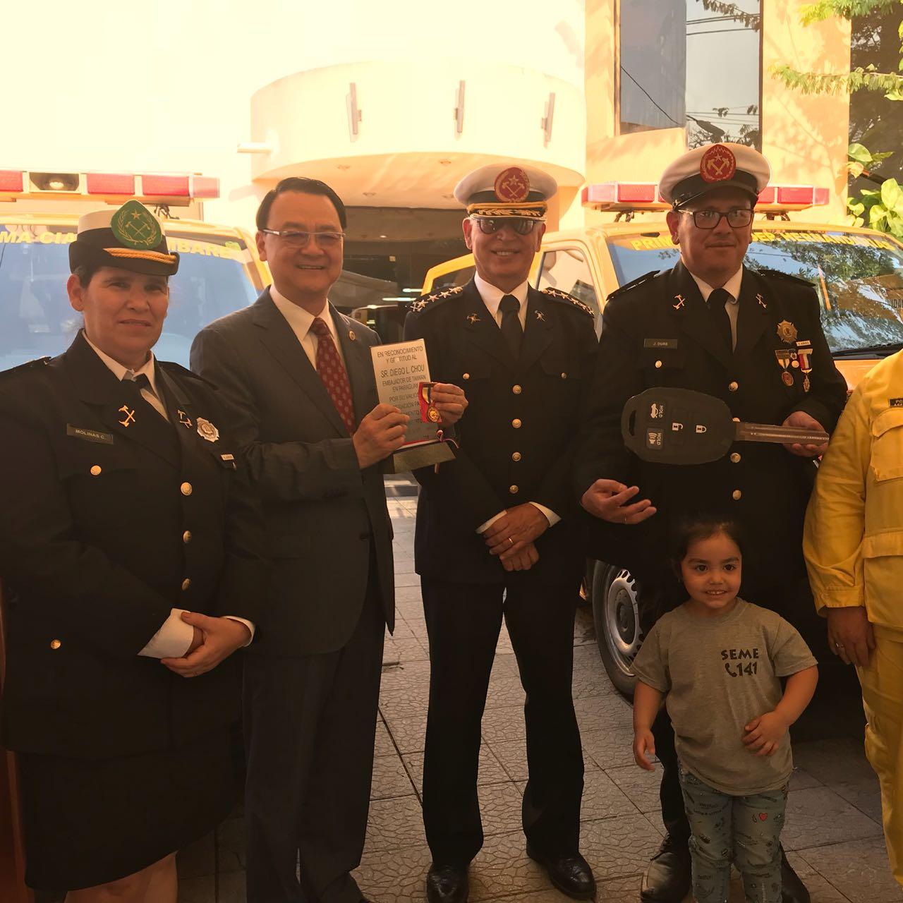 El Embajador de la República de China (Taiwán), Dr. Diego L. Chou(2º izq.), hizo entrega oficial de dos ambulancias el día 11 de septiembre, 2018, a ser entregadas al Presidente Nacional Capitán General Bombero Combatiente Rafael Valdez Peralta(2º der.), para el Cuerpo de Bomberos Voluntarios del Paraguay.