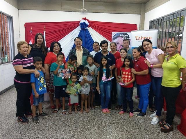 El Embajador de la República de China (Taiwán), Dr. Diego L. Chou, en compañía de la Ministra de la Niñez y Adolescencia, Sra. Teresa Martínez Acosta, realizó una entrega de  juguetes a los niños del Barrio Ricardo Brugada de Asunción (La Chacarita), en el Centro Abierto del Programa Abrazo dependiente del Ministerio de la Niñez y la Adolescencia, ubicado en referido lugar, para festejar el día de los Reyes Magos, el pasado domingo 6 de enero, a las 09:00 hs.