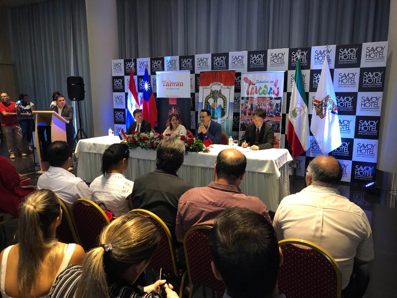 El Gobierno de la República China (Taiwán) a través de la Embajada en el Paraguay ofrece oportunidades de becas para realizar estudios de grado y posgrado en diversas áreas y también del idioma chino mandarín en universidades de Taiwán.
El sábado día 26 de enero se llevó a cabo en un hotel céntrico de la ciudad de Encarnación, la presentación de estas becas en donde participaron el Embajador de Taiwán, Dr. Diego L. Chou, además del cónsul general de Taiwán en Ciudad de Este, Lucas Chen y autoridades departamentales y municipales de Encarnación y del departamento de Itapúa.